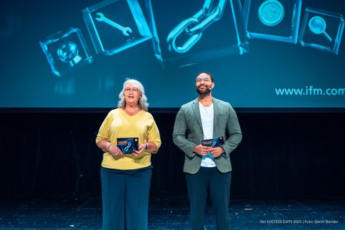Moderators of the ifm SUCCESS DAYS 2025: Gerlinde Comisel and Louis Awode