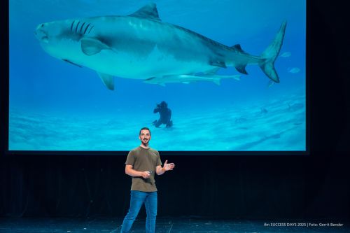 Lukas Müller, apnoea diver and marine biologist, during his presentation at the ifm SUCCESS DAYS 2025 in the Apollo Theatre Siegen.