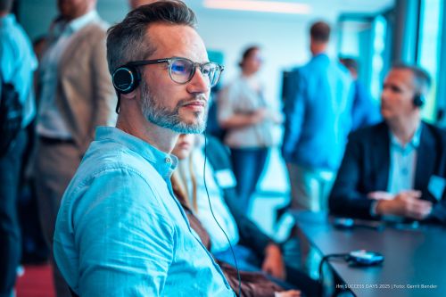 Participant wearing headphones at the Silent Conference during the ifm SUCCESS DAYS 2025, providing newcomers with insights into ifm software solutions.
