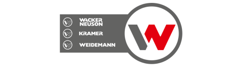 Firmenlogo Wacker Neuson. Grau-Roter Buchstabe W in grauem Kreis.. Links daneben die zugehörigen Unternehmen Wacker Neuson, Kramer, Weidemann