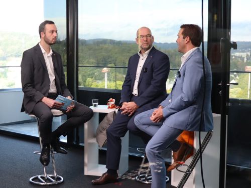 Dr. Alexander Hoffmann (Mitte) und Björn Knabe (rechts) im Interview mit Marius Löcker (links) über FOX.