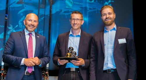 Björn Dunkel (ifm), Peter Nickel und Mehmet Kozan (Baier und Schneider) bei der Übergabe des ifm Supply Chain Awards 2018