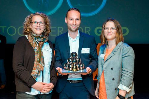 Simone Käser, André Mahr and Rebecca Weyhersmüller (from left to right) from BLANCO Professional GmbH + Co KG receiving the GIB SCM Award for “the best optimization of stocks and readiness to deliver” in May 2019.