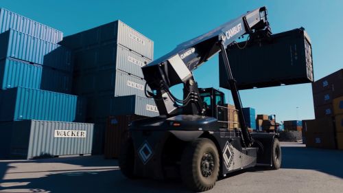 Teaser image of the article: Camblift. Les contrôleurs de sécurité d’ifm assurent la fiabilité des empileurs de conteneurs