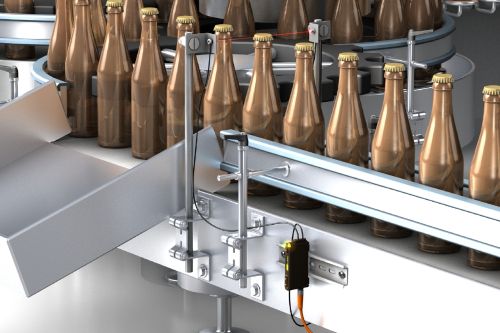 The graphic shows ifm’s OCF fibre-optic sensor installed in a machine for detecting fast objects