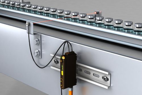 Graphic shows the built-in OCF fibre-optic sensor from ifm in an application for detecting objects that are difficult to detect