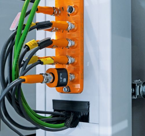 Effective digital retrofit with the new IO-Link data splitter - ifm