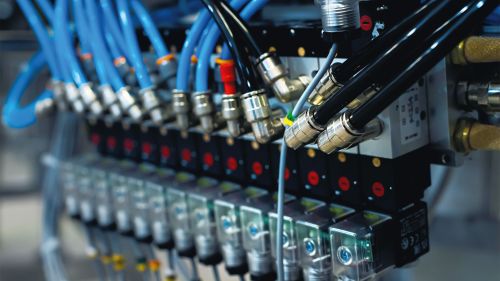 IO-Link output module for safe and non-reactive switching - ifm