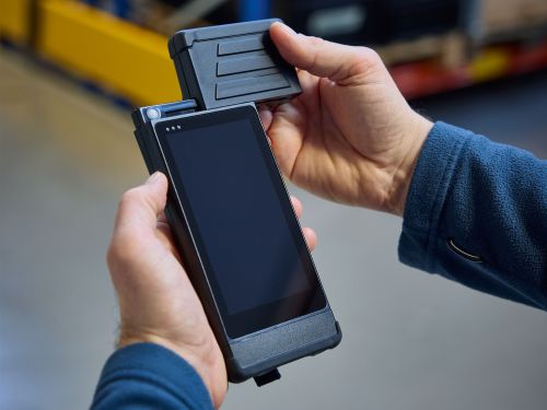 Ifm Scanner Dispositivo RFID Ident Handheld con scanner di codici 1D/2D e ...