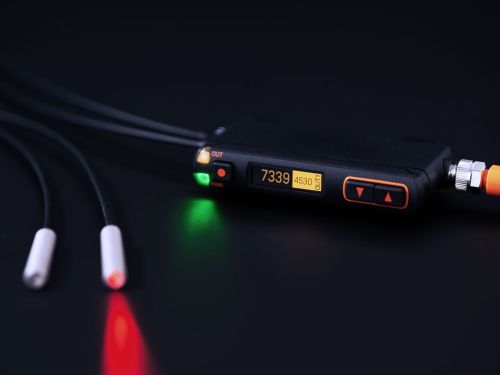 Teaserbild von der Seite: Lichtleitersensor OCF für einfachste Inbetriebnahme. Fiberoptikverstärker für präzise Objekterfassung