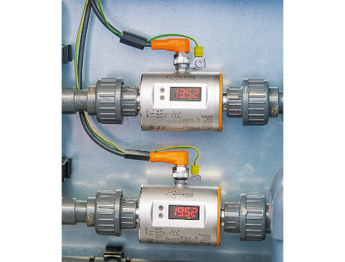 Photo showing the proper installation of a grounding clamp on an SM magmeter in a plastic piping system