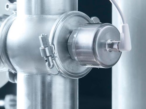 Teaser image of the article: New technology conductivity sensor improves CIP. Highly accurate measurement indicates continuous media concentration value, eliminating manual readings.