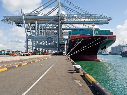 Cuplikan gambar artikel: Studi Kasus: Otomatisasi Pelabuhan. Gantry crane tidak terlalu rentan terhadap kerusakan. Ketersediaan sistem meningkat dengan solusi pemantauan kondisi dari ifm