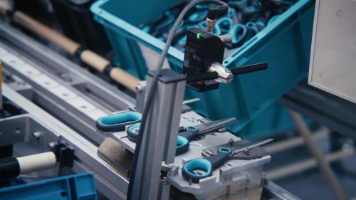 Teaser image of the article: Quality control during assembly. Explore how a customer conquered ambient light challenges with polarized filters and multi-exposure shots, vital for small part production.