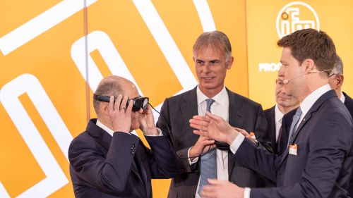 Michael Marhofer shows Olaf Scholz and Joko Wikodo the possibilities of ifm’s digitalisation technology using the example of a water filtration system.