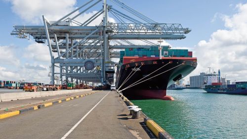 아티클 티저 이미지: 항만 작업의 효율성 향상. 당사는 이러한 요구사항을 정확히 충족할 수 있도록 모든 항만 어플리케이션에 대해 안전하고 목표화된 솔루션을 제공합니다.