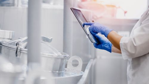 記事のティザー画像: 食品産業・農業の特設サイト. ifmは、食料生産向けに特別に開発された総合的なソリューションで、食品業界と農業セクターを支援します。