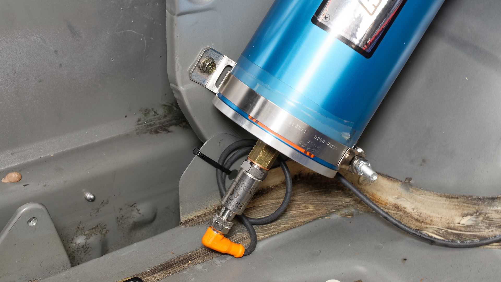 Sensors monitor relevant operating media of a racing car - ifm