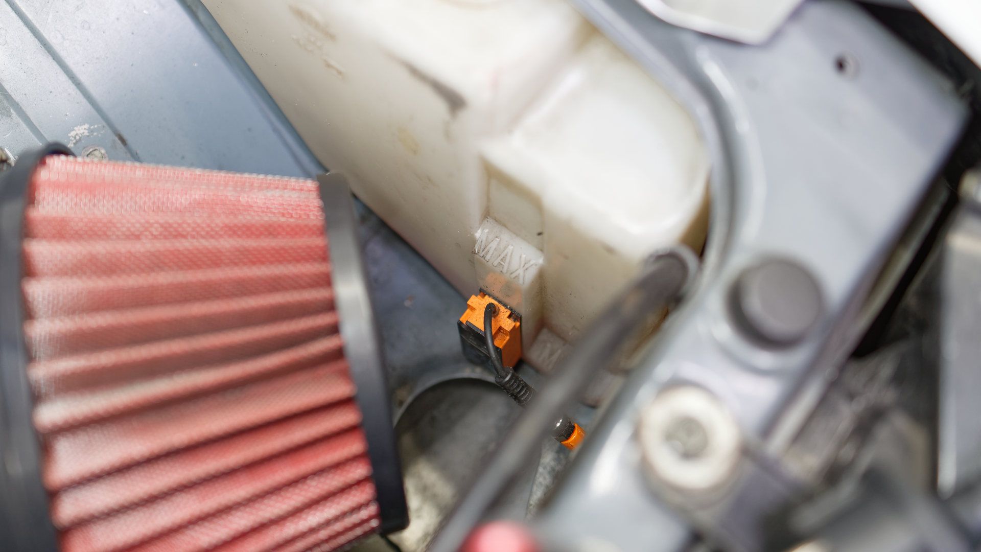 Sensors monitor relevant operating media of a racing car - ifm