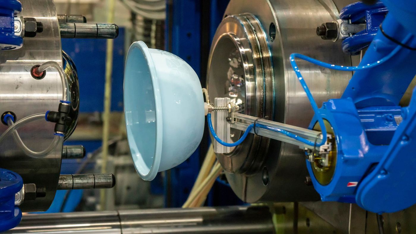 Water filter monitoring on injection moulding machines - ifm