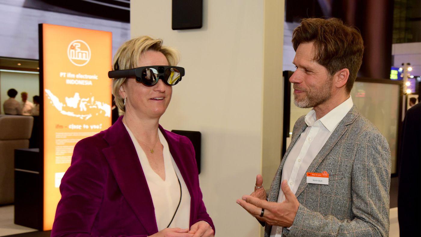 Dr. Nicole Hoffmeister-Kraut besucht den ifm Messe-Stand - ifm