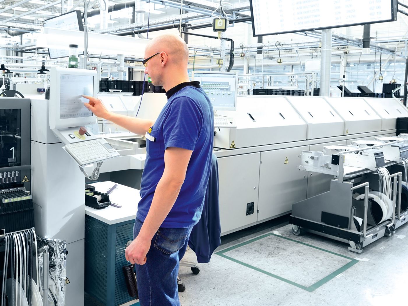 Quality monitoring with the Y path from ifm - ifm