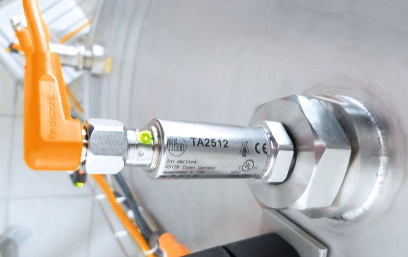 Compact temperature sensors: Measurement and evaluation in one device - ifm
